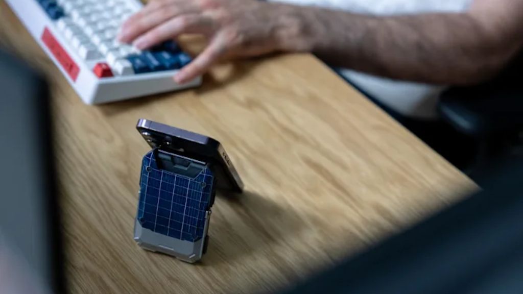 Indiegogo - Panak Solar-Powered MagSafe Wallet & Power Bank